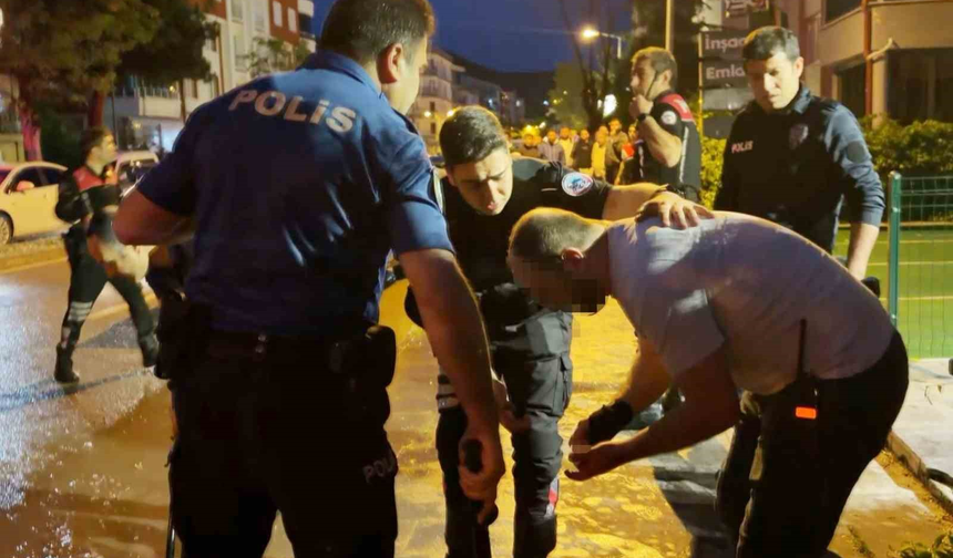 Öfkeli baba, kızını rahatsız eden gencin kulağını kesti: 1’i polis 2 yaralı
