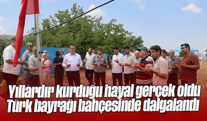 Yıllardır kurduğu hayal gerçek oldu: Türk bayrağı bahçesinde dalgalandı