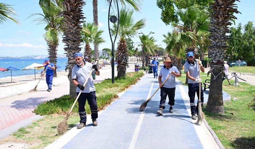 Kuşadası’nda sahil ve yürüyüş yollarında kapsamlı bakım çalışması