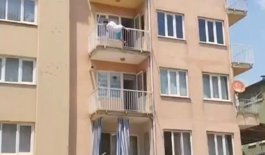 Önce yarı çıplak sokağa çıktı, sonra yüksekten atladı