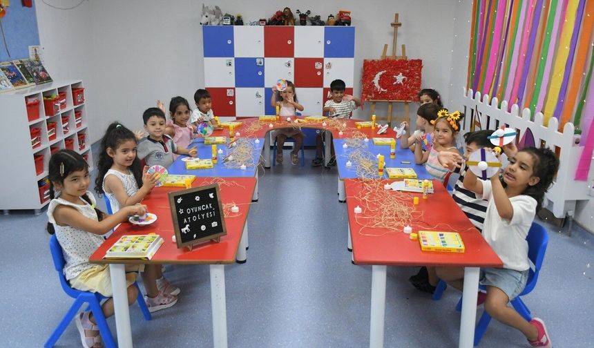 Kuşadası’nda minikler yaz tatilinde sanatla gelişiyor