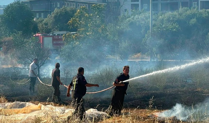 Nazilli’de kuru otlar alev aldı: İtfaiye faciayı önledi