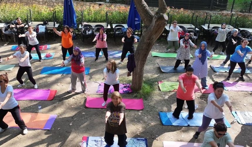 Efeler’de açık havada yoga zamanı