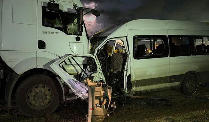 İşçi servisi tırla kafa kafaya çarpıştı: 1 ölü, 15 yaralı