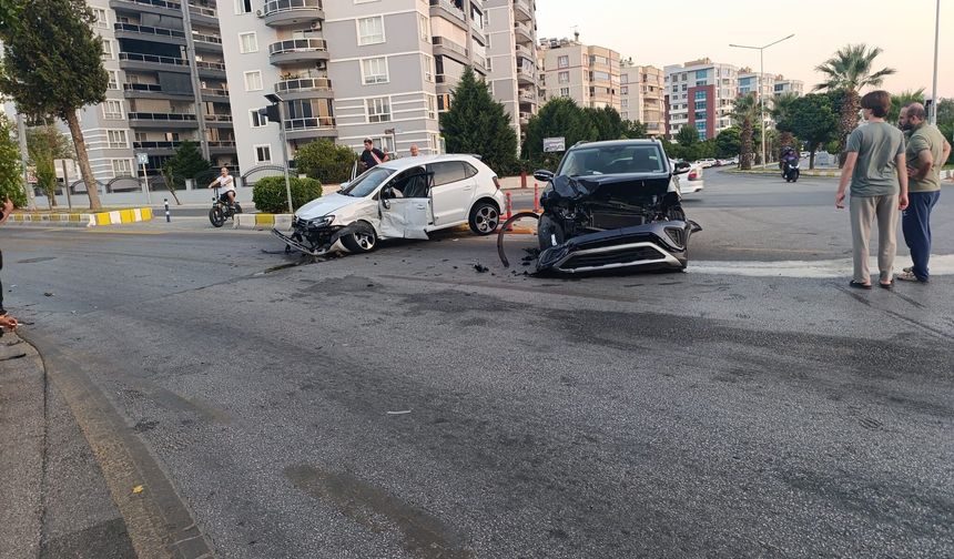 Aydın’da otomobille çarpışan araç refüje çıktı
