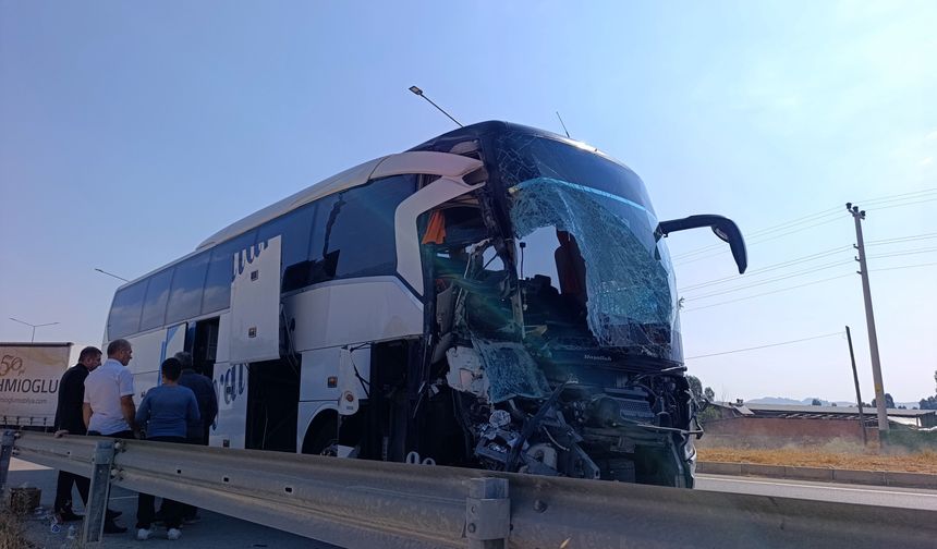 Korkunç kaza; Yolcu otobüsü kamyonete çarptı, 1 ölü, 15 yaralı