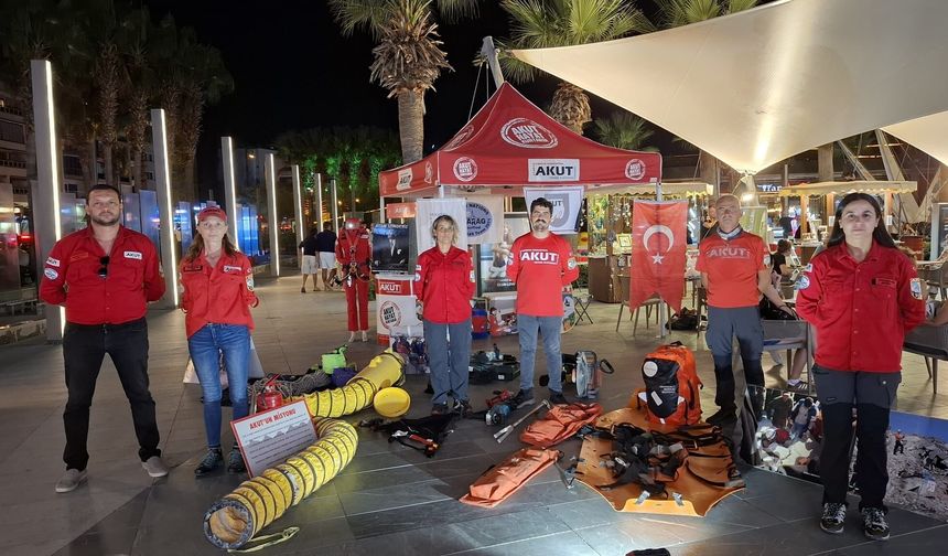 AKUT Kuşadası gönüllüleri 'Büyük yıkımı' unutmadı