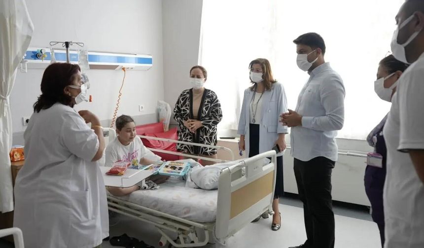 Aydın’da tedavi gören minik hastalara moral oldular