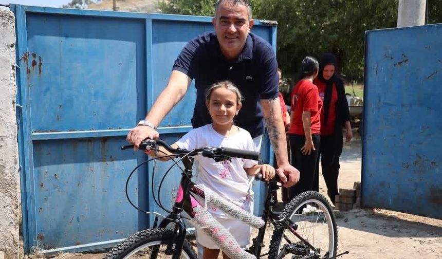 Başkan Arıcı’dan Minik Hazal’ın yüzünü güldüren bisiklet sürprizi