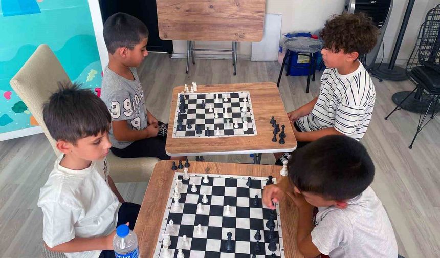 Germencik’te çocuklar yaz tatilini satranç öğrenerek değerlendiriyor