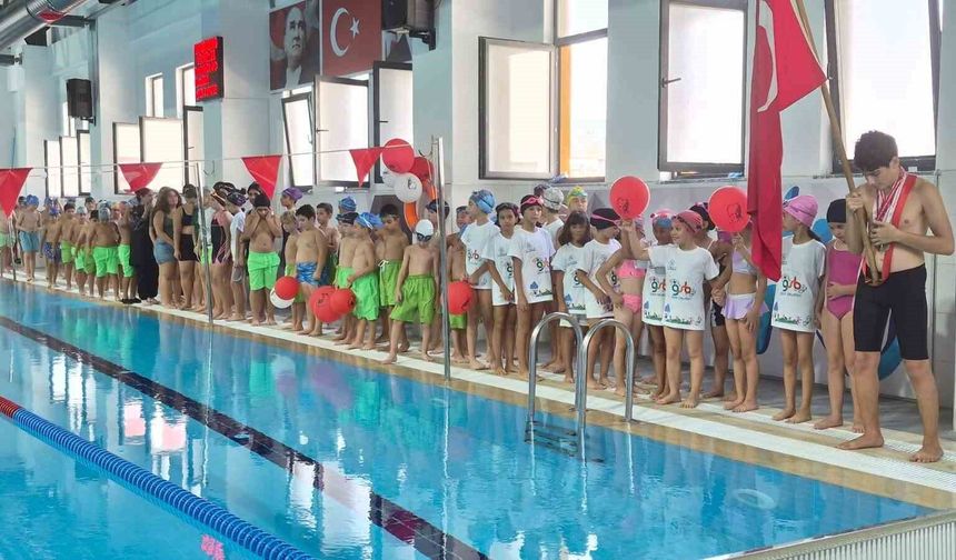 İki ayda 200 öğrenci yüzme öğrendi