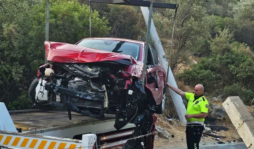 Kuşadası'nda Korkutan Kaza! : Otomobil dev direği yerinden söktü