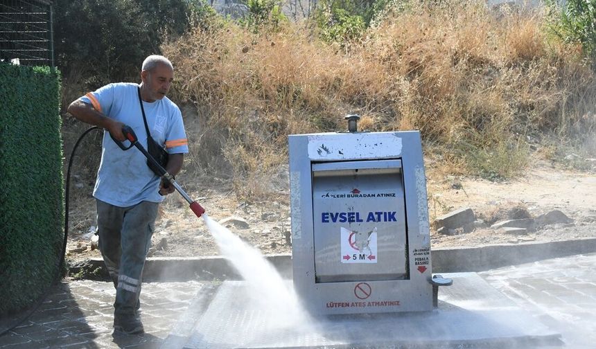 Kuşadası'nda temizlik mesaisi 7/24 devam ediyor