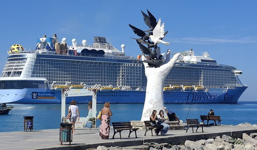 Bahamalar'ın devleri Ege Port'a demirledi
