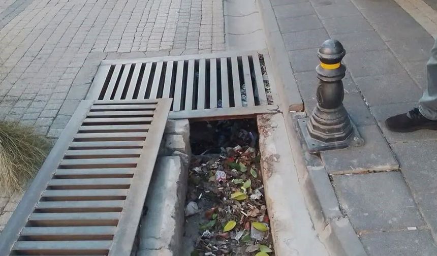 Germencik’te yağış sezonu öncesi mazgallar temizleniyor