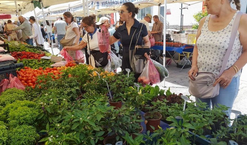 Kuşadası üretici pazarı’nda çifte mevsim bereketi