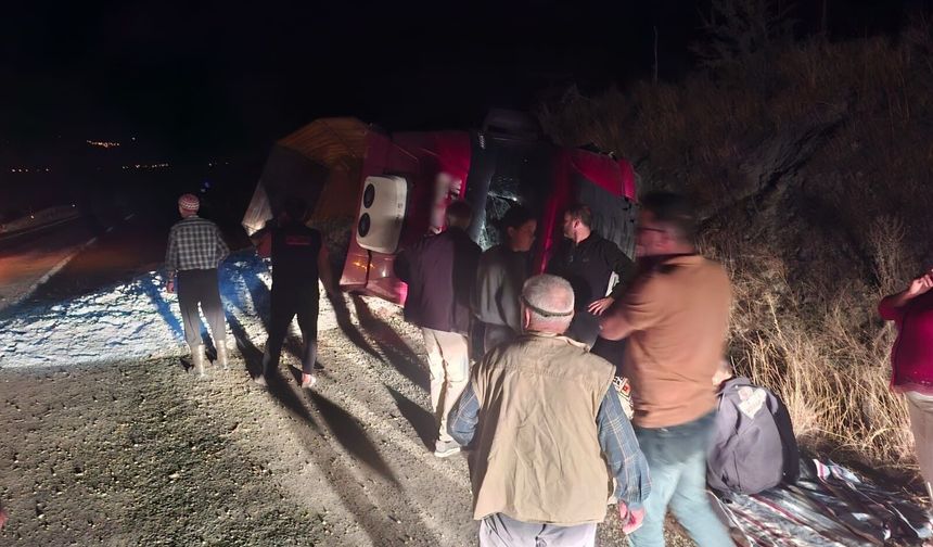 Aydın’da gece yarısı korkutan kaza! Kum yüklü tır devrildi