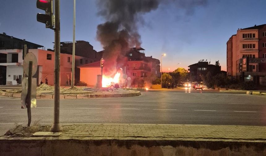 Seyir halindeki otomobil alev topuna döndü