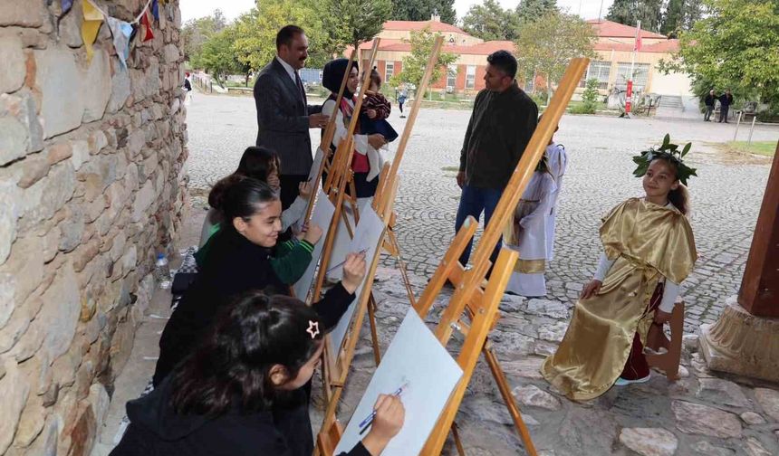 Afrodisias Antik Kenti çocuklar için açık hava atölyesine dönüştü