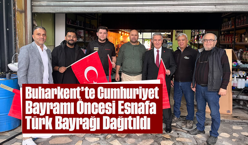 Buharkent’te Cumhuriyet Bayramı Öncesi Esnafa Türk Bayrağı Dağıtıldı