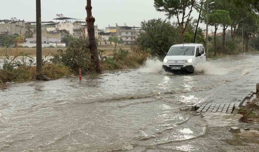 İncirliova'da sağanak hayatı felç etti