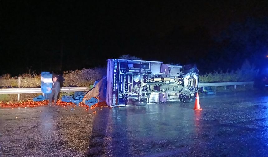 Karacasu’da kamyonet devrildi: Biri çocuk 2 kişinin mucize kurtuluşu