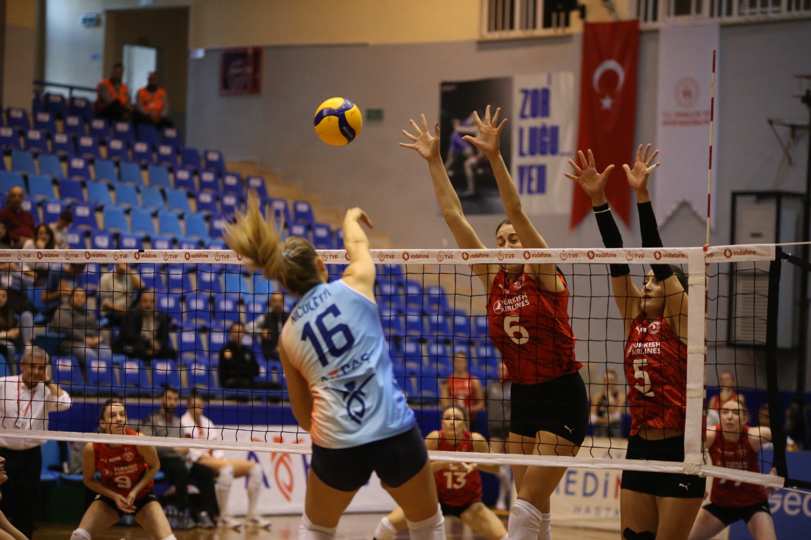 sultanlar-thyye-boyun-egdi-429275-cb74a4d5bad572617b7bb87c673cf20b.jpg