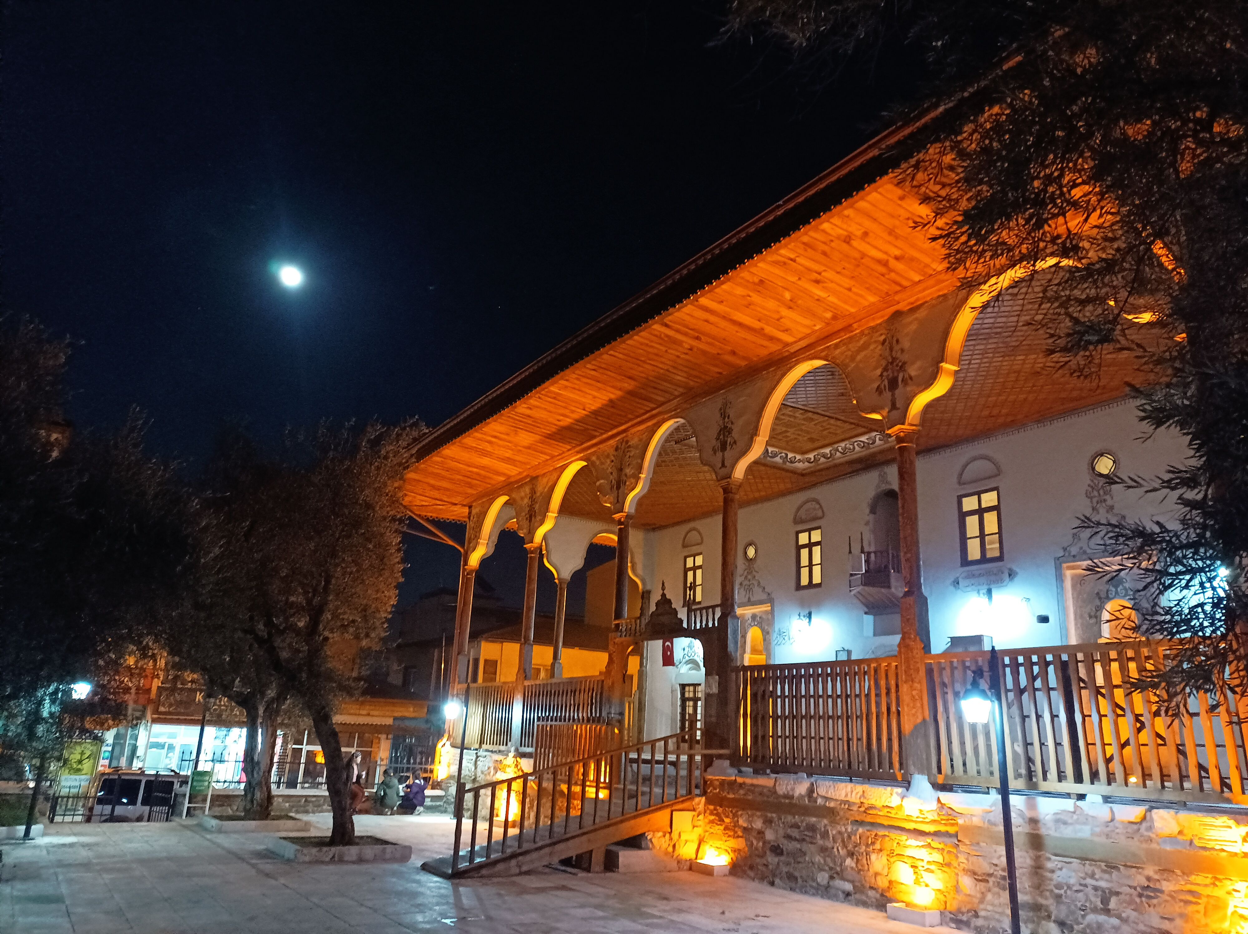 aydindaki-433-yillik-cami-gunduz-baska-gece-baska-434137-6c6bb7d82420df2eb2b6f1171d992fba.jpg