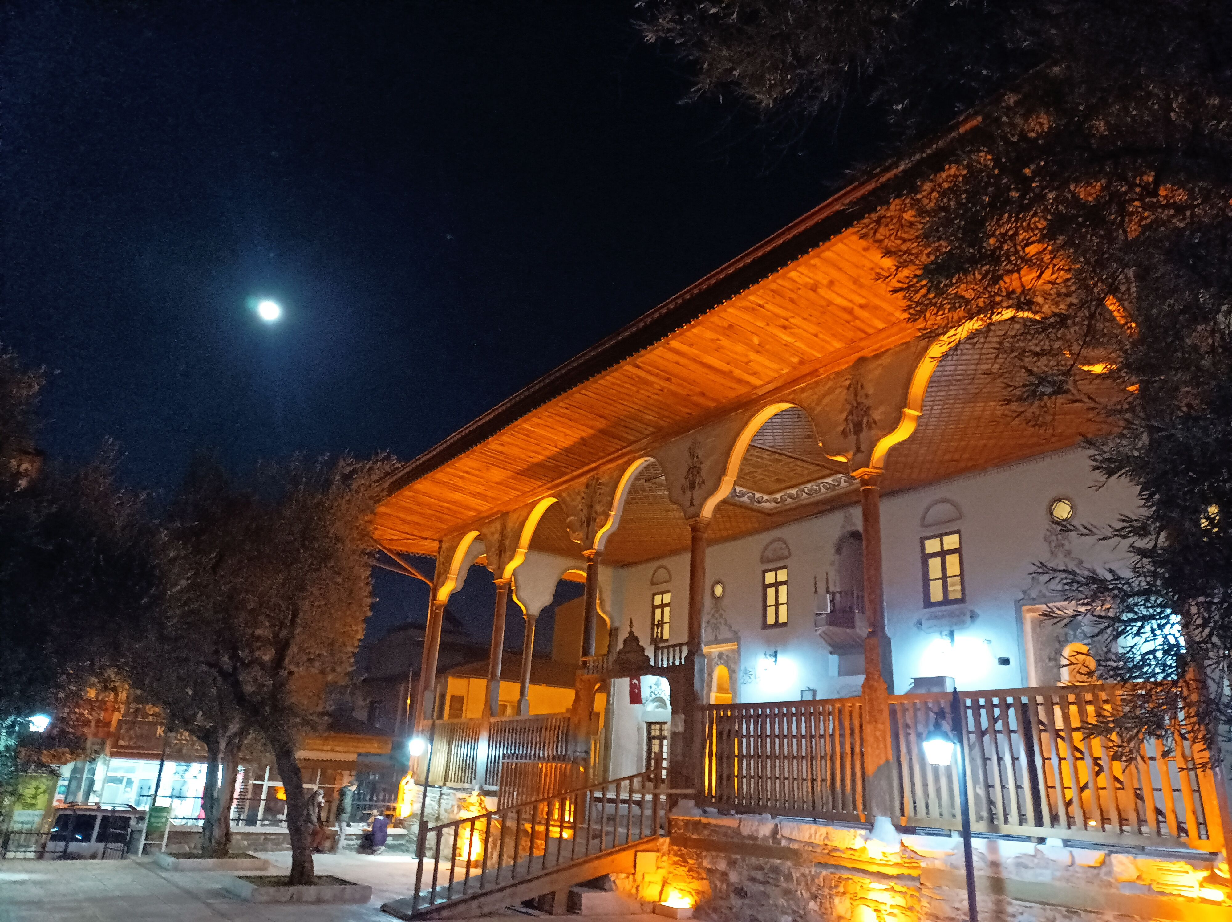 aydindaki-433-yillik-cami-gunduz-baska-gece-baska-434137-c92499ce8c215157b169e5a56ec18af9.jpg