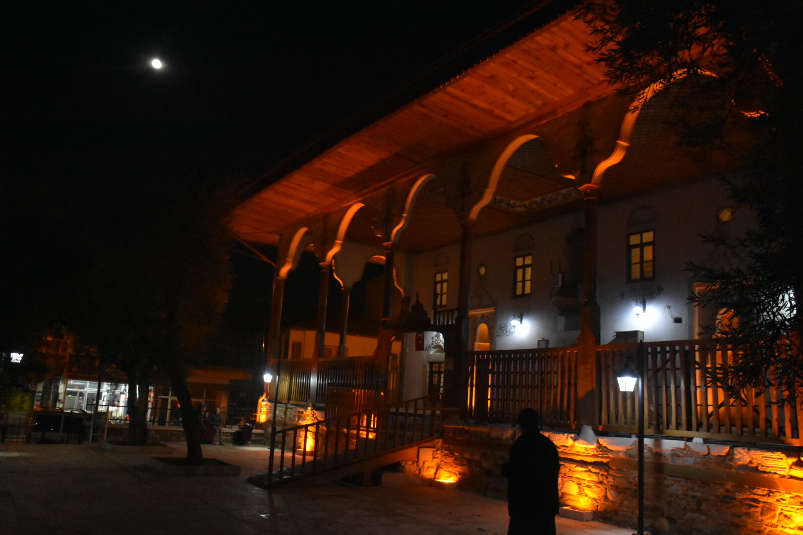 aydindaki-433-yillik-cami-gunduz-baska-gece-baska-434137-e2c7399ae6000b191d7a2059af09fb33.jpg