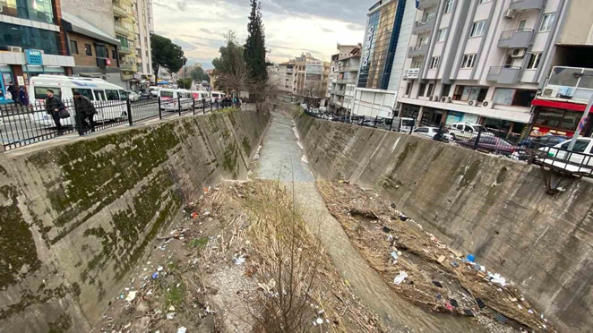 tabakhane-deresi-yine-copluge-dondu-38a58c313ad9bf747f11141b17658abc.jpg