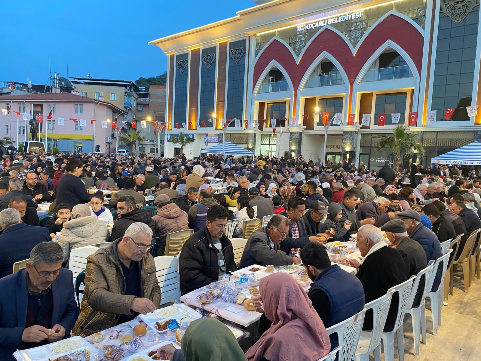 Kocarli Halki Belediyenin Iftar Sofrasinda Bulustu Yogun Ilgiden Oturacak Yer Kalmadi 456108 092B96901C7B849Be438B7F8586B7Cbf