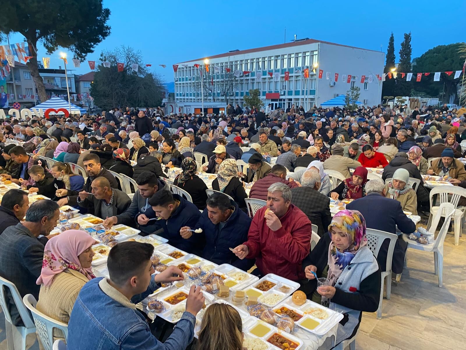 Kocarli Halki Belediyenin Iftar Sofrasinda Bulustu Yogun Ilgiden Oturacak Yer Kalmadi 456108 2Bbb853D68213Bd1D19528303Ebc84F3