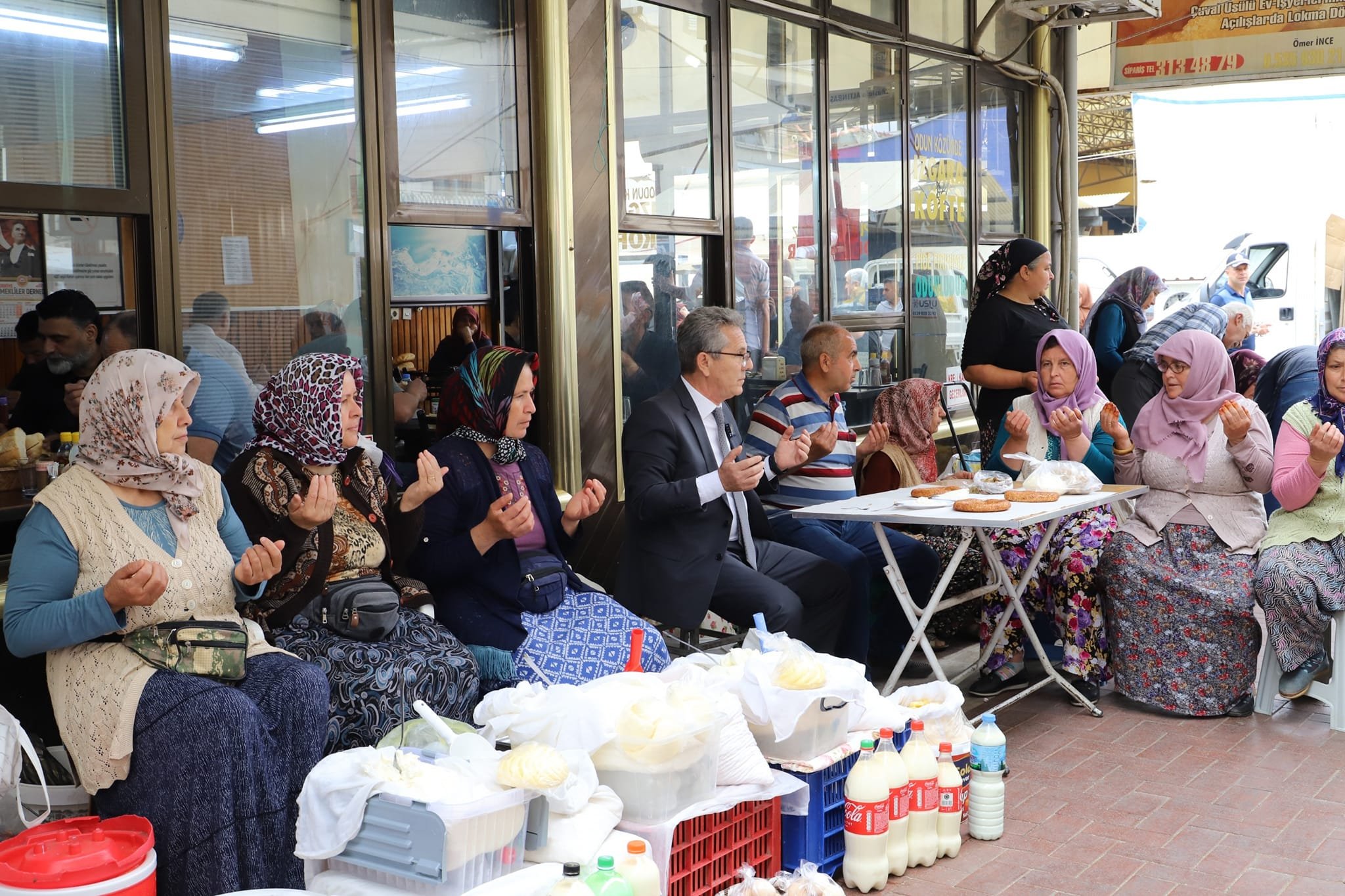 Tetik Pazar Esnafiyla Dertlesti Ekmegini Paylasti 466772 D29D0D9837A47E95B74B011B797641C7