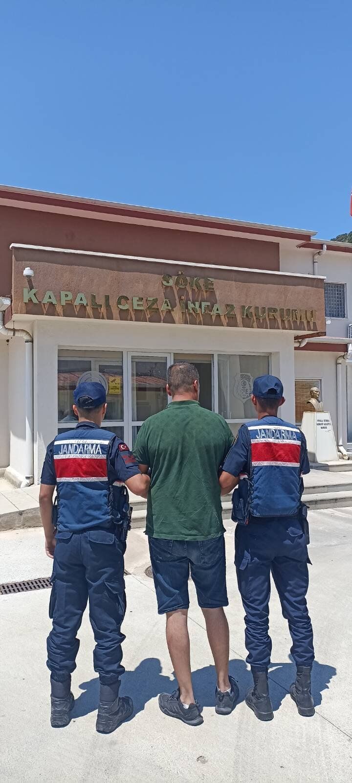 11 Yil Hapis Cezasiyla Araniyordu Sokede Yakalandi 480175 E6Be9A2D13111684D978B0D9320F1F7A