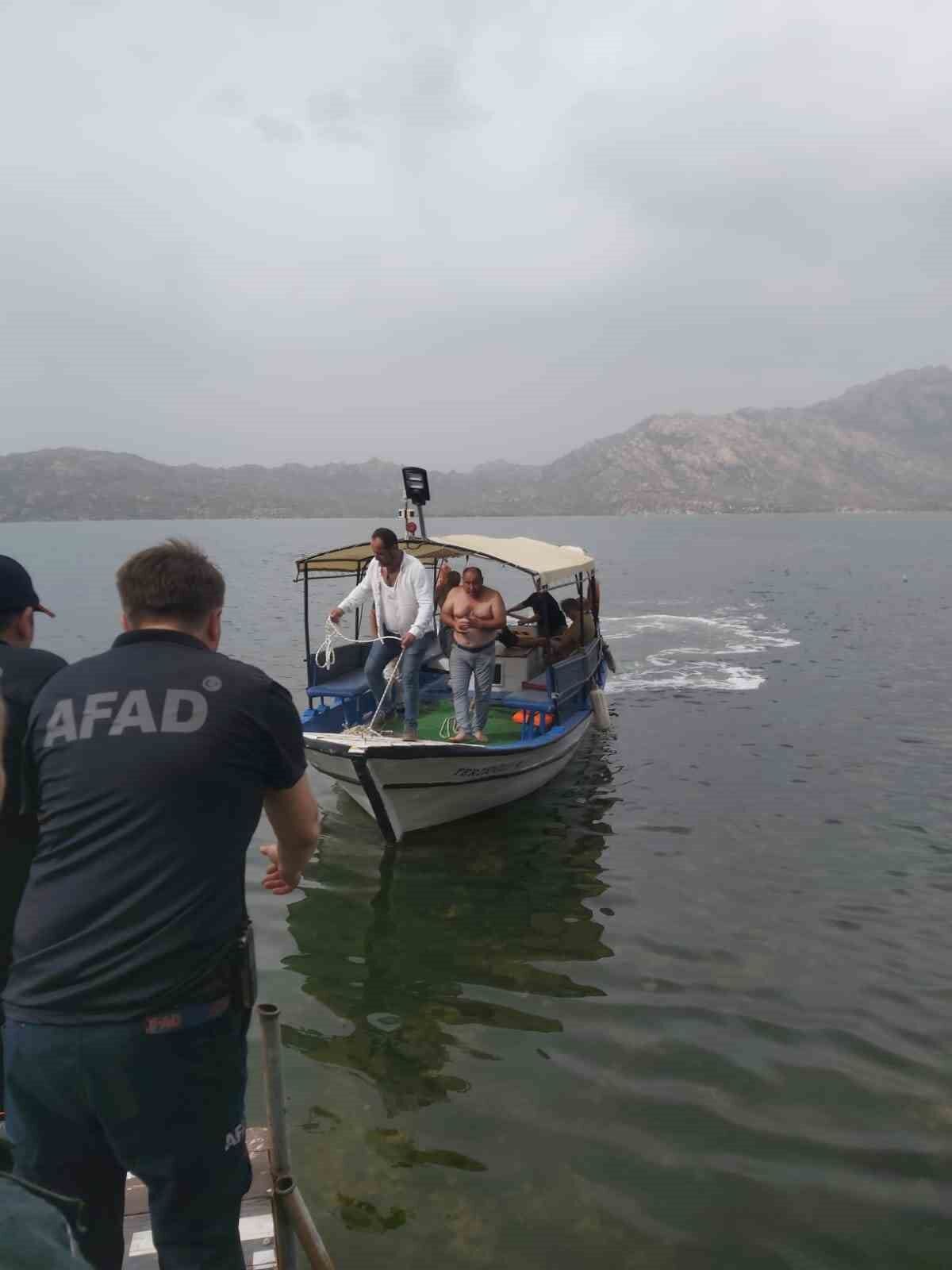 Afad Ekipleri Zamanla Yaristi Sert Inis Yapan Ucaktaki Murettebat Balikci Teknesiyle Karaya Cikarildi Bc36B87Ef98A5486E461Fc27077Dd03A