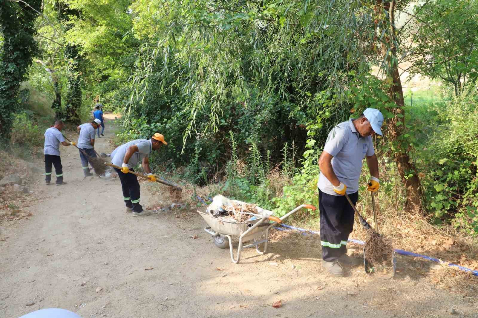 Nazillide Dogaya Birakilan 3 Kamyon Copu Topladilar 52Ab2811640146C3D377148Ce2D7049C