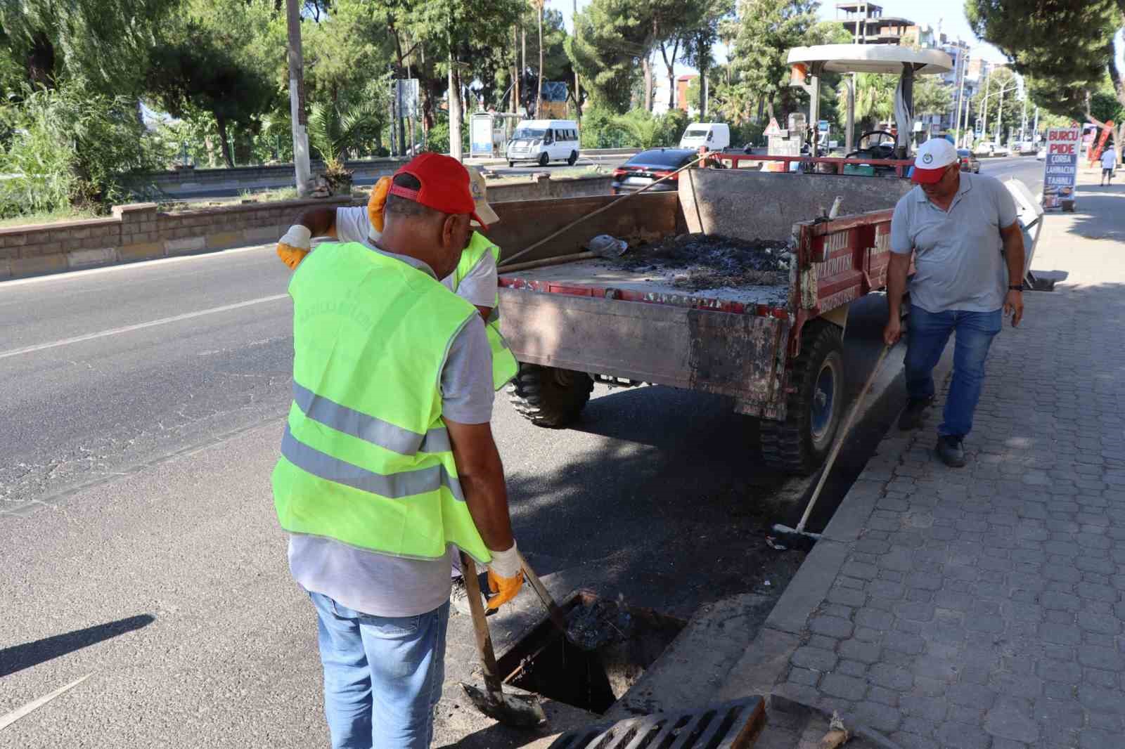 Nazillide Karayolu Guzergahi Uzerinde Mazgal Temizligi Yapildi 08C38561995F6Da0F113C1F468Ac8Fd6