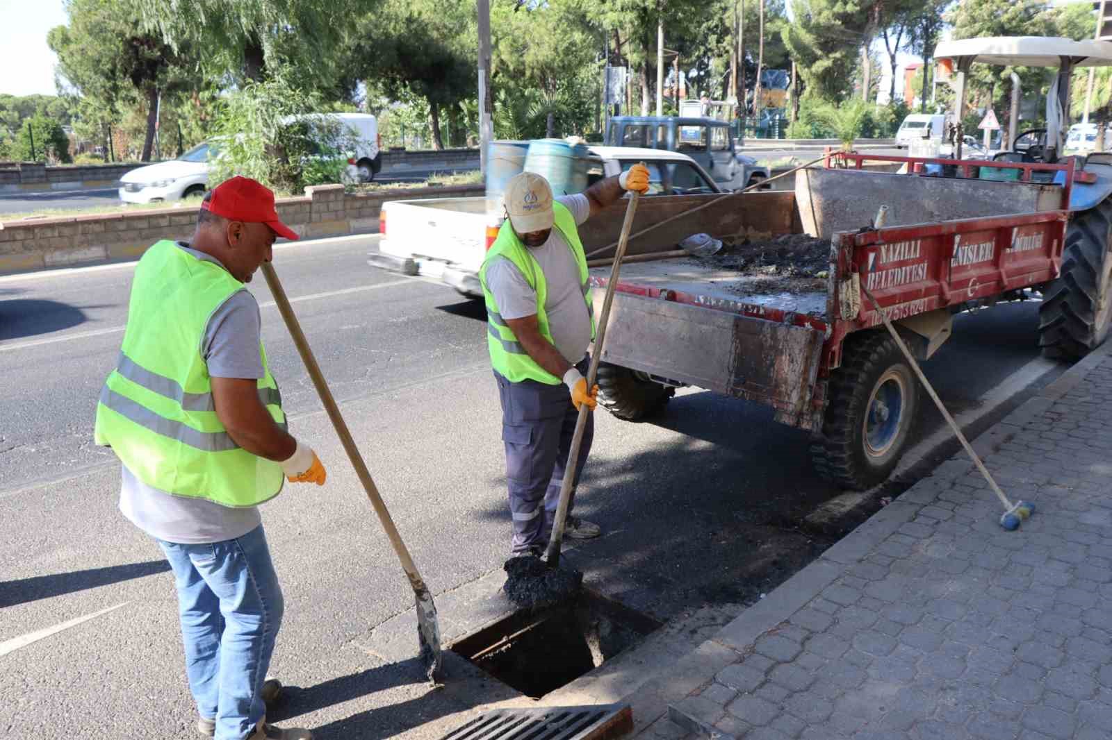 Nazillide Karayolu Guzergahi Uzerinde Mazgal Temizligi Yapildi D57F9906D5Eb8F763C5A5Ac9B538242F