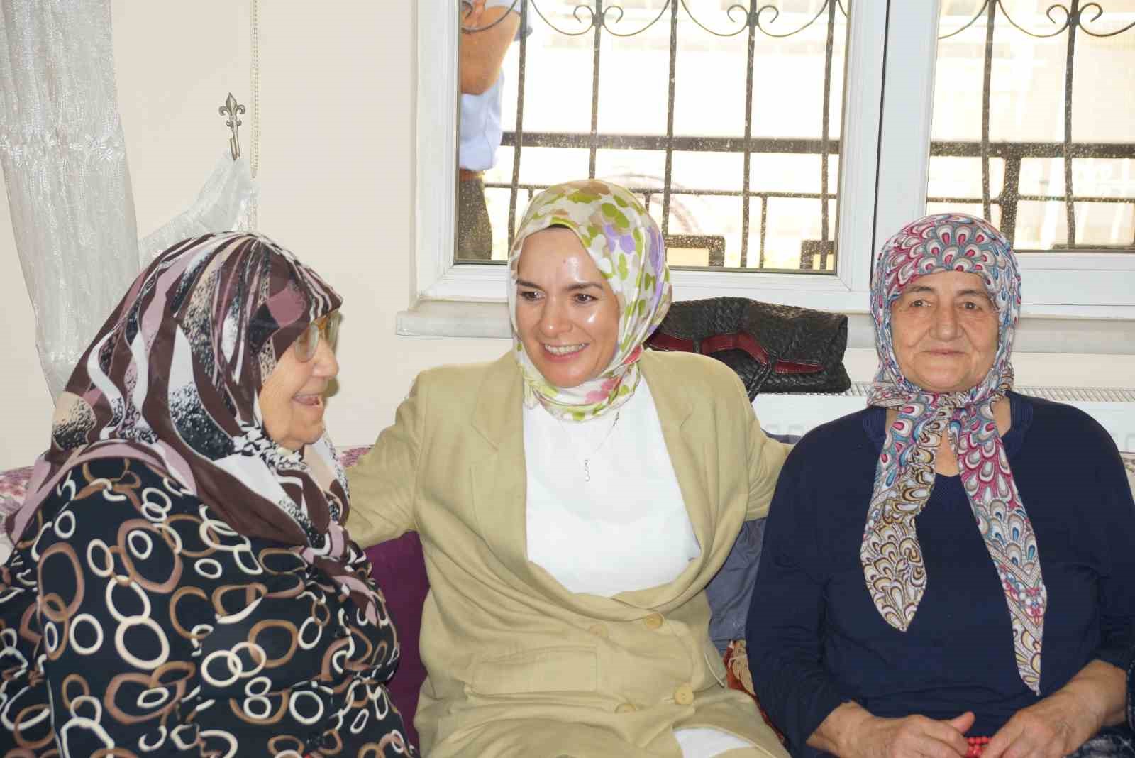 Aile Ve Sosyal Hizmetler Bakani Goktas Aydinda Yasli Cinarlarla Bir Araya Geldi 47Ca2948E76C94C345738841533E43F4