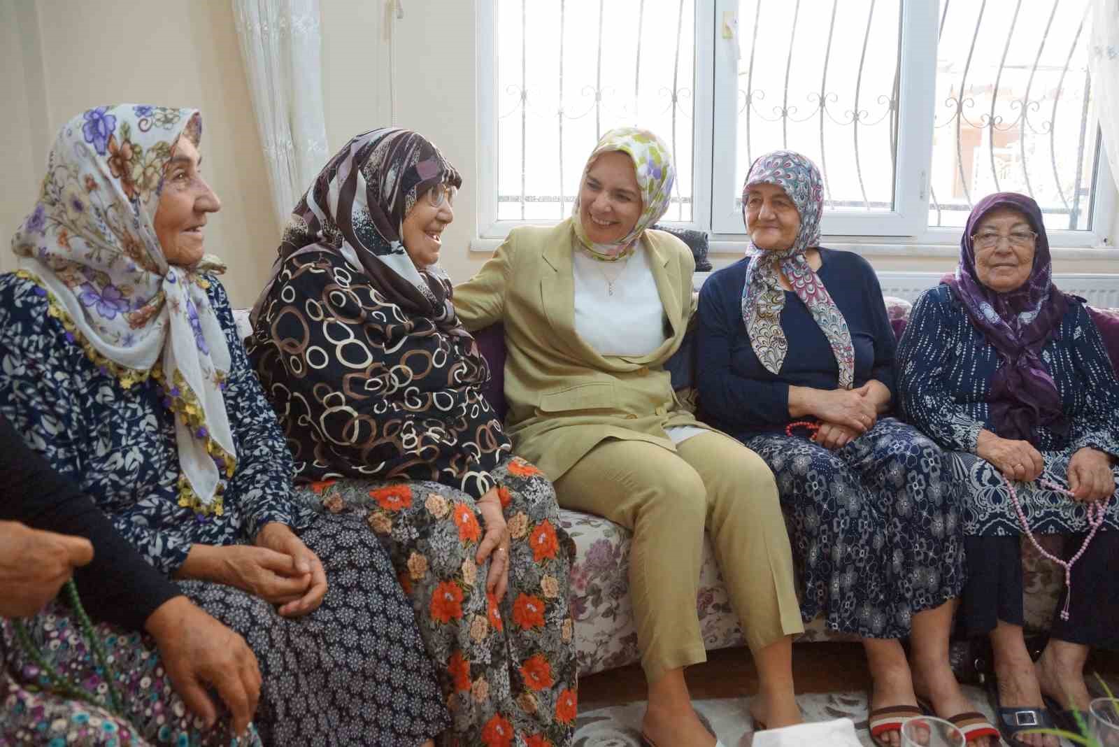 Aile Ve Sosyal Hizmetler Bakani Goktas Aydinda Yasli Cinarlarla Bir Araya Geldi F8Fb5Db414557750Dfcc82Ee5A1D263B