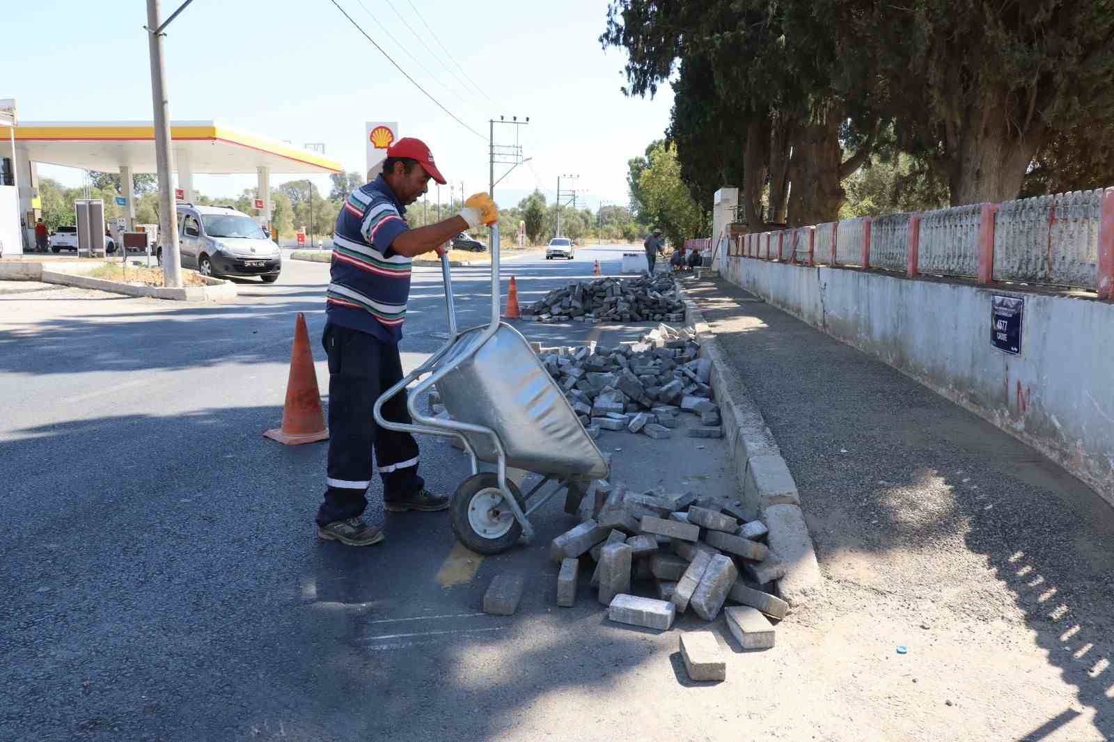 Nazillideki Mezarliklarda Bakim Ve Temizlik Calismalarini Surduruyor F888Fa15Ac880218A5D511F52C9E1218