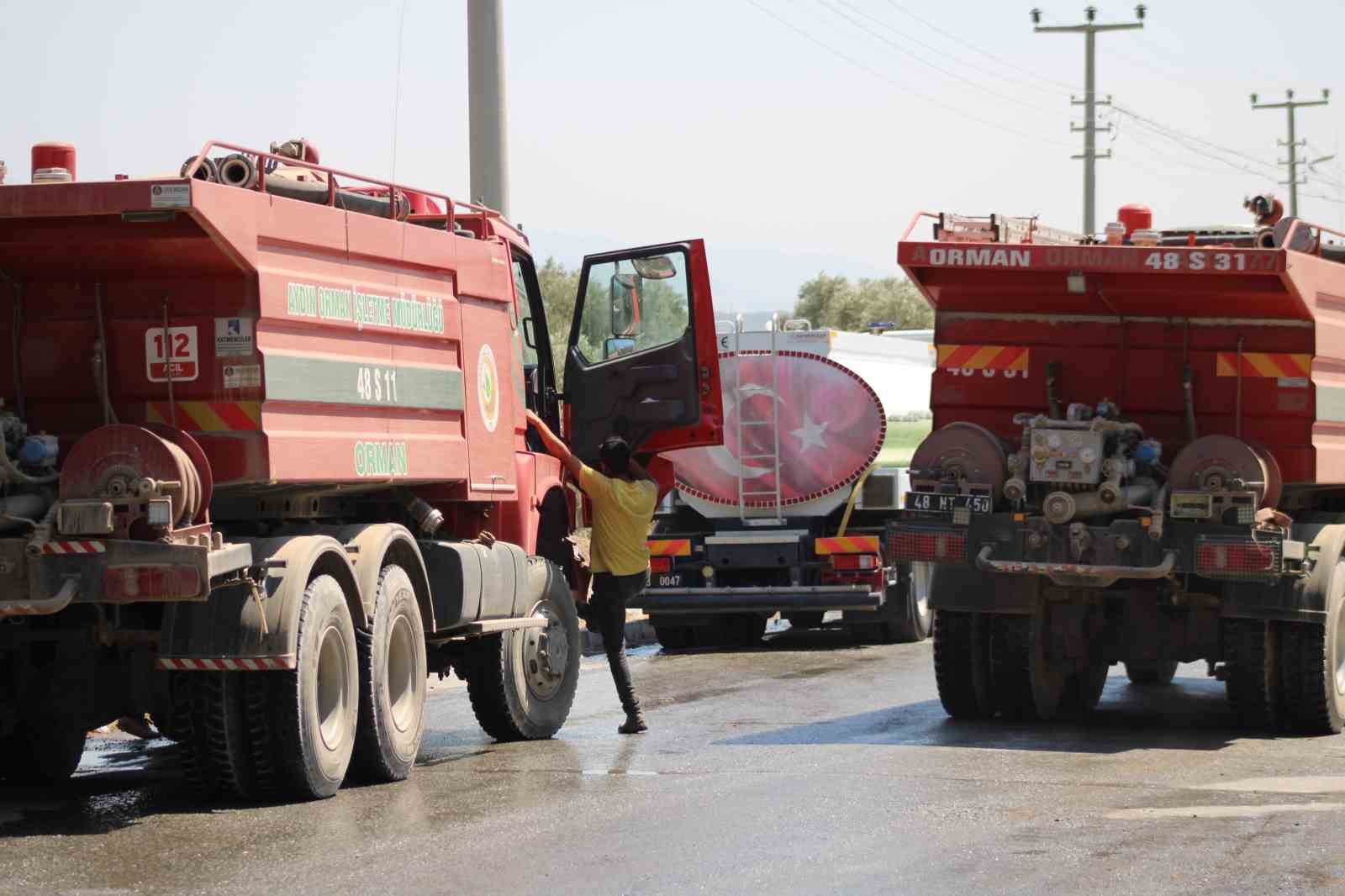 Tam Mesai Yapan Itfaiye Ve Orman Araclarina Tankerlerle Su Takviyesi Yapiliyor 3Cdbec7Caf6923A951D5B6F9B70C32B5