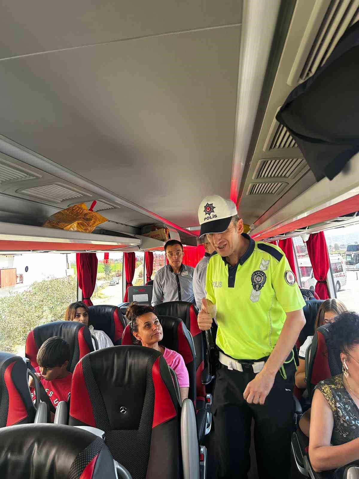 Trafik Ekipleri Emniyet Kemerinin Onemine Dikkat Cekti B010E6A86Daa4638Ecef07D67Fa31914