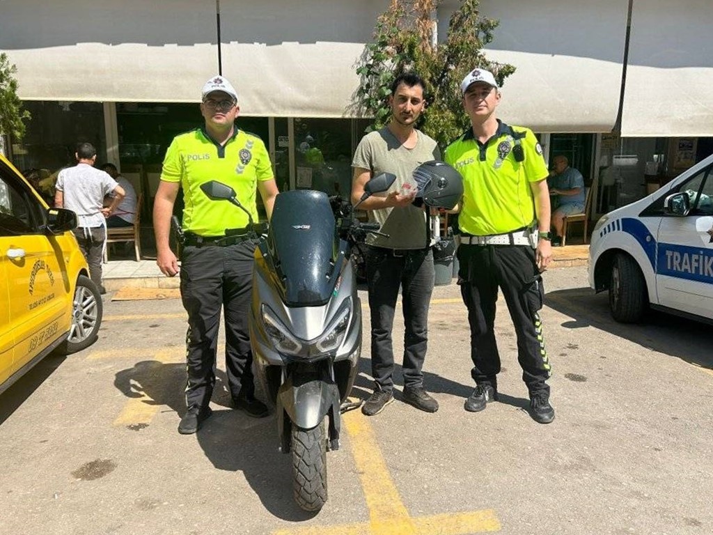 Karacasuda Trafik Timleri Kask Kullanimini Tesvik Etmek Icin Kask Dagitti 915D76Fd5E11413884129247100Ddeed