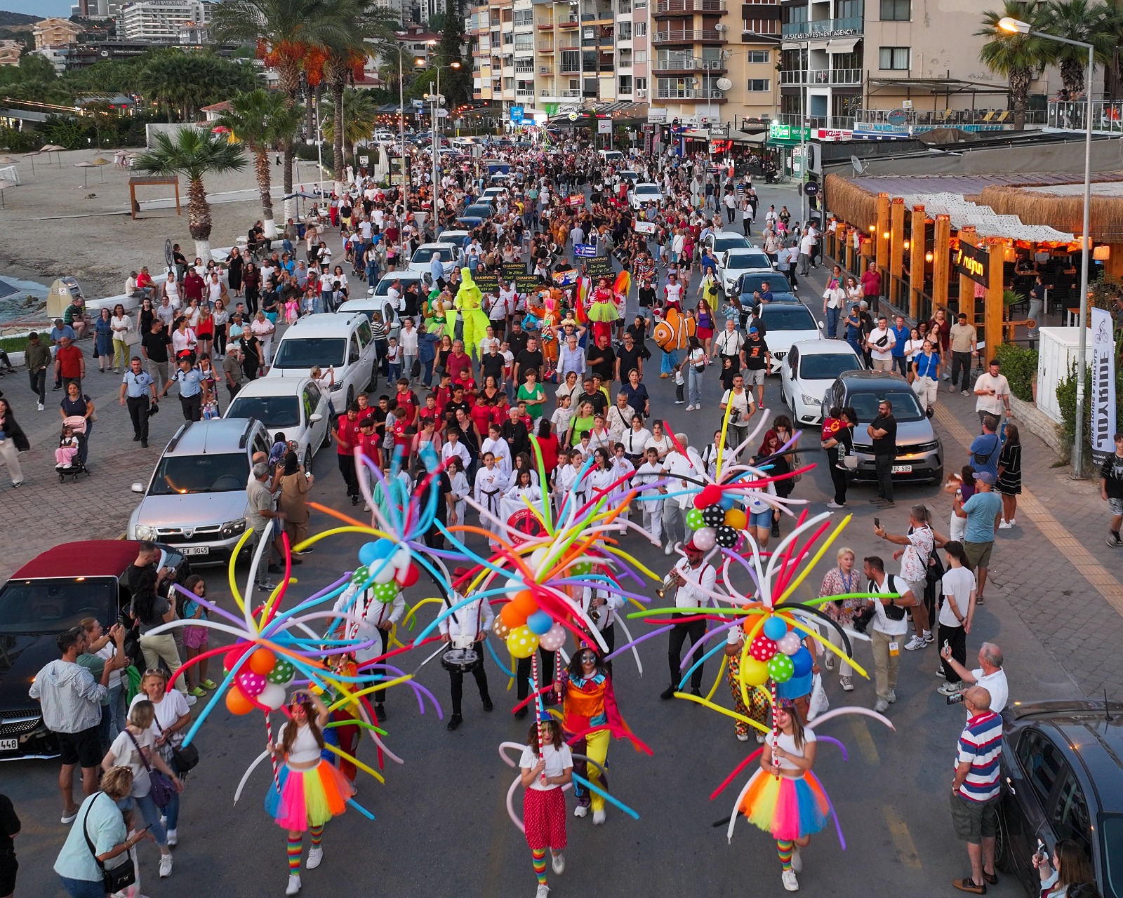 Kusadasi Sokak Festivali Karnaval Havasi Estirdi 511232 731Beac89B092Da2D22Fb5F92943E8A6