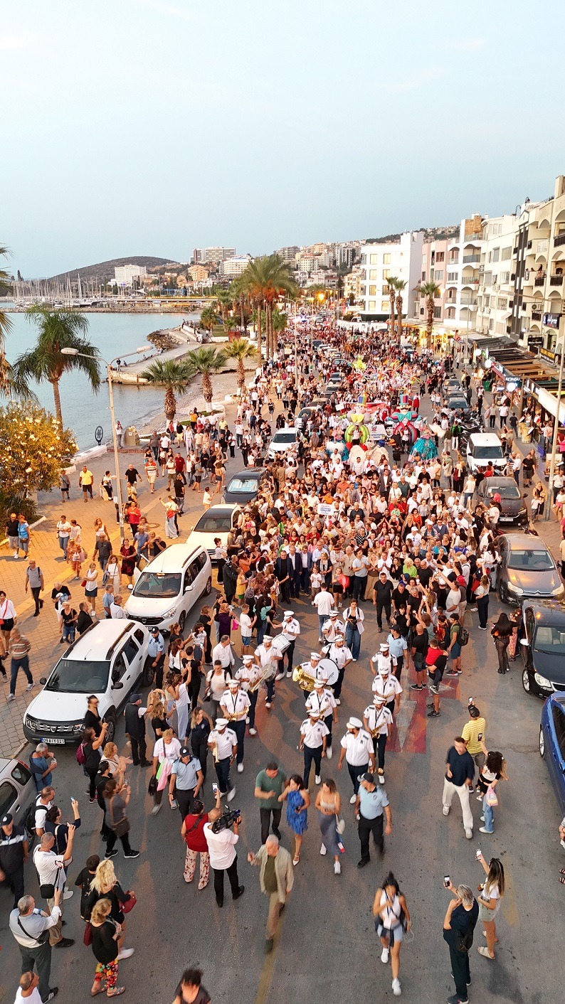 Kusadasi Sokak Festivali Karnaval Havasi Estirdi 511232 9Fc773B98Bc8303Eb26Af6Ae318Be8E9