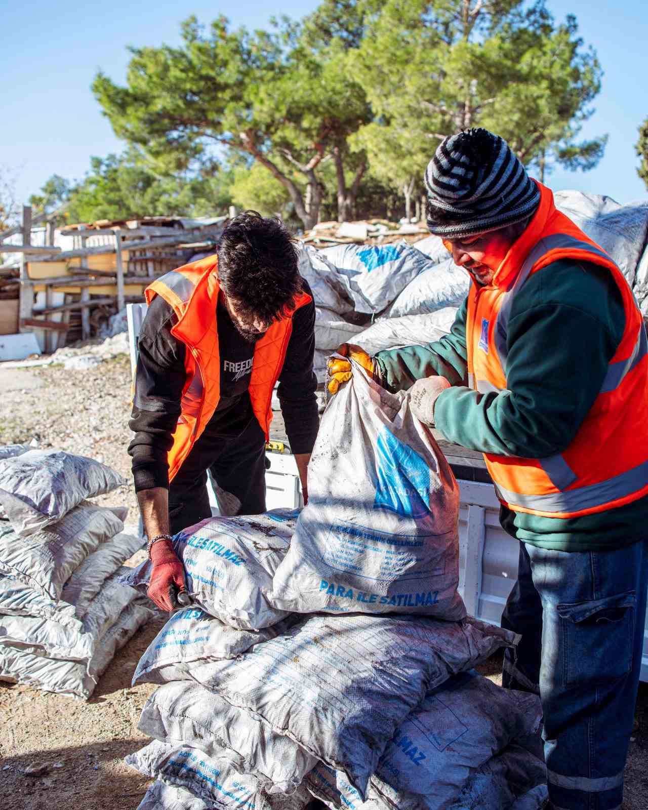 Kusadasi Belediyesinin Yakacak Yardimi Basladi Ae86D4Ecf4764Dc520A8Dcda196E1532