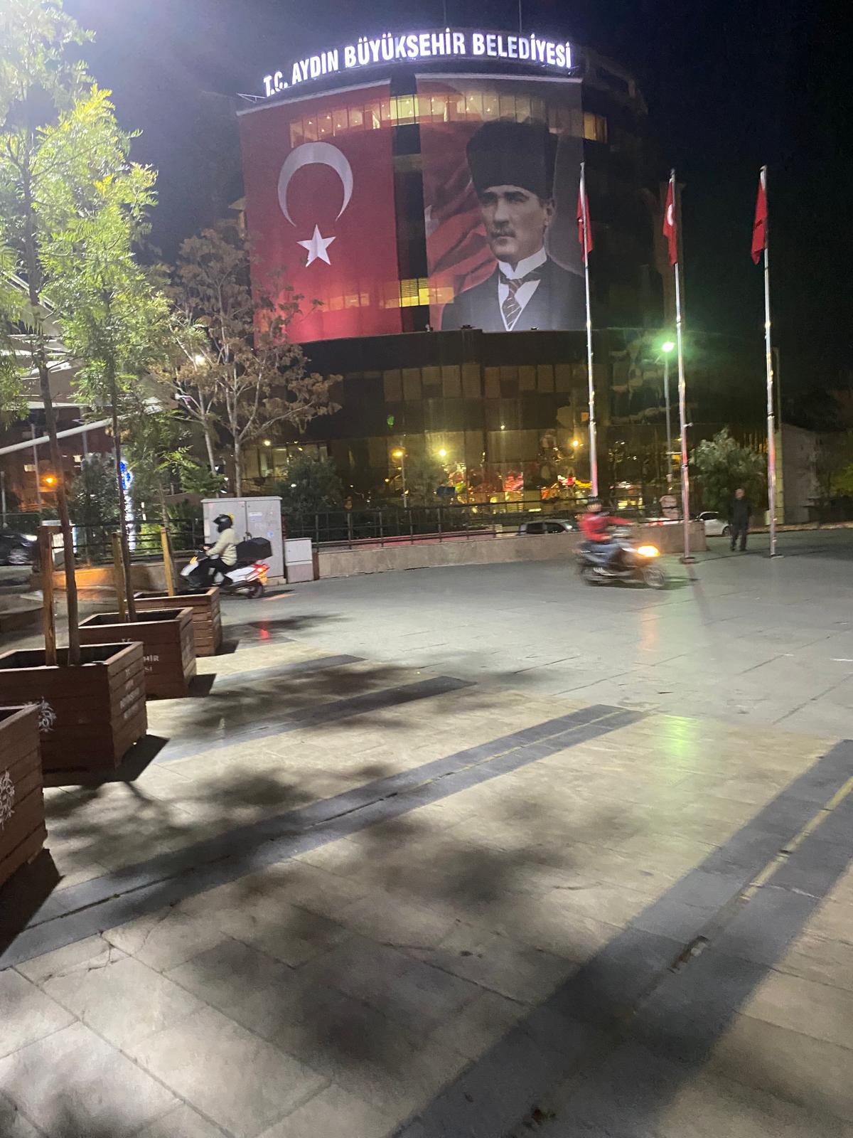 Ataturk Kent Meydaninda Tehlike 526297 4D0F07120Fc9518A69232343788Bba36