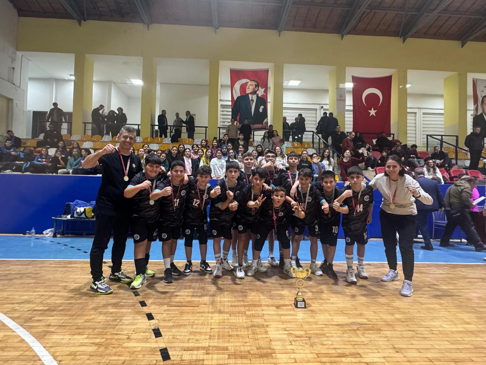 Karpuzlunun Voleybolculari Zirveyi Cok Sevdi 531632 795E2896Bd69B7C5D9Fe432Fa1Bebda8